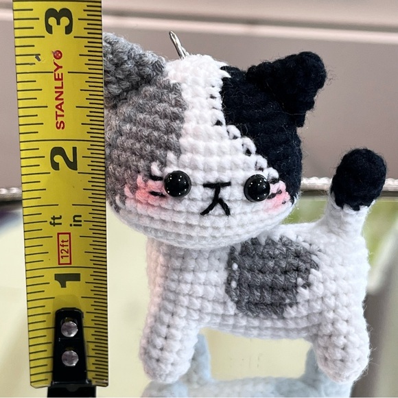 Mini Crochet Calico Kitty Key Chain / Purse Dangle / Figurine Black White - Picture 6 of 9